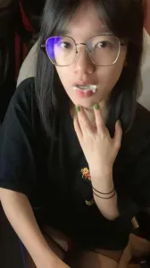極品眼鏡妹，反差感拉滿，脫光光美乳嫩穴掰開特寫，水嫩多汁，和男友啪啪