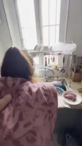 肥臀熟女膽子真大，老公不在家就把情人帶到家裡，還在廚房搞，不過癮還打