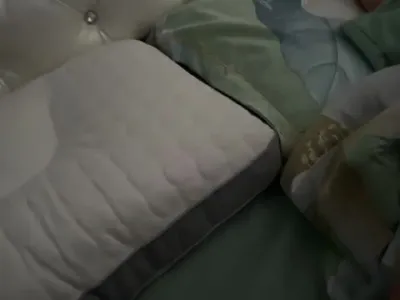 人妻邊偷情邊打電話