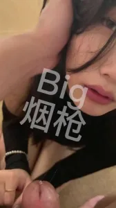 調教大學絲襪母狗口交女上操逼，這慾求不滿的眼神讓主人更有徵服的慾望