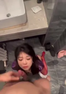 （露臉）騷貨吃著肉棒，一臉騷樣