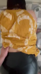 大屁股夾住雞巴內射  想操嗎？喜歡皮褲嗎？