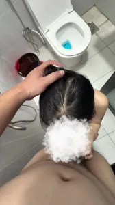 衛生間裡口爆 射她一臉