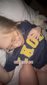 騷貨一個主動求男友扣逼！還去舔屁眼玩毒龍，全程都讓男友使勁扣自己