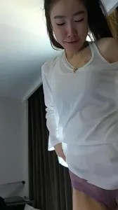 健身少婦線上裝高冷，線下被金主調教，黑絲吊帶配合深喉，反差強烈