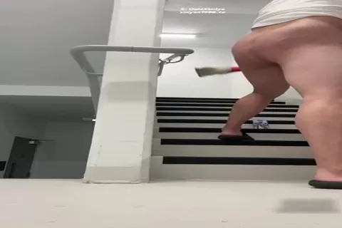 台灣本土自拍TWZP 樓梯做愛 保全聽見動靜上樓撞見