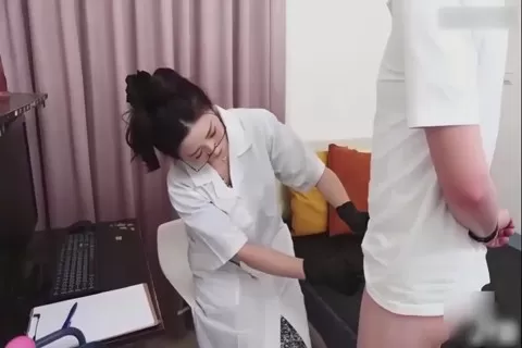 國產av 猥瑣早洩男來來看病 性感巨乳女醫生 居然用嘴巴和嫩穴幫忙治療